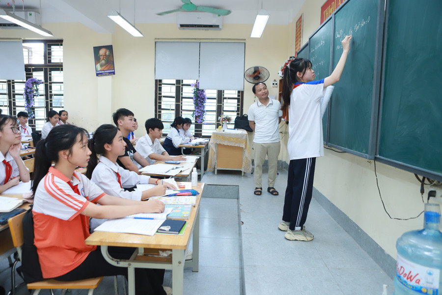 Thầy Đỗ Văn Trọng và học trò cùng luyện và chữa đề Toán ngay trên lớp học. Thầy Đỗ Văn Trọng và học trò cùng luyện và chữa đề Toán ngay trên lớp học.
