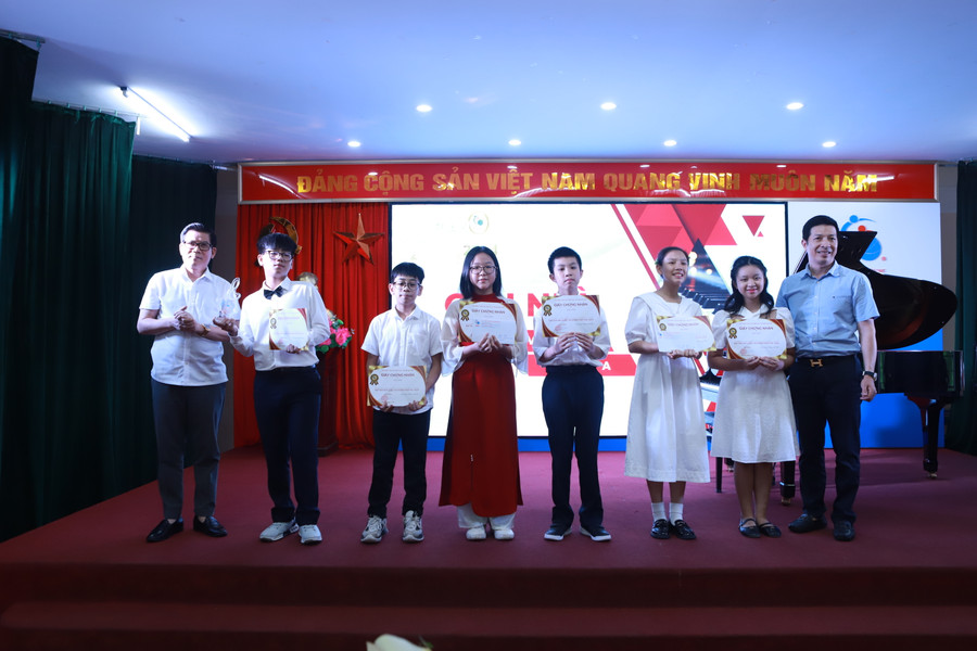 Nhà báo, nhạc sĩ Vũ Hồ Tùng (bìa trái) trao giải Nhất cho thí sinh Bùi Chí Bách lớp 8E. Nhà báo, nhạc sĩ Vũ Hồ Tùng (bìa trái) trao giải Nhất cho thí sinh Bùi Chí Bách lớp 8E.