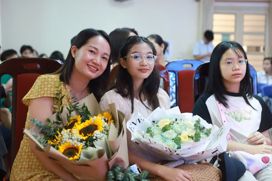 Mẹ cùng tới động viên con gái dự thi.