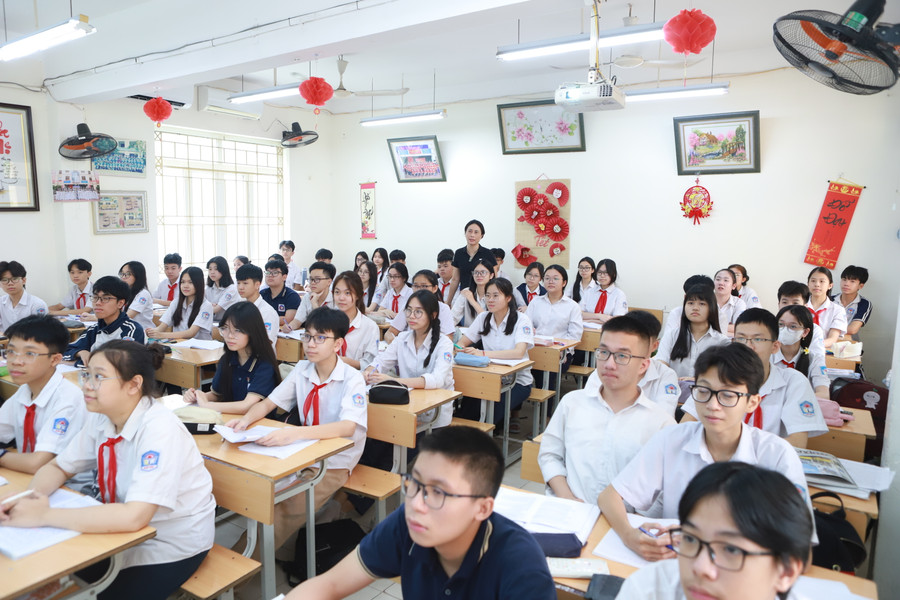 Một giờ ôn tập môn Ngữ văn của học sinh Trường THCS Giáp Bát, quận Hoàng Mai. Một giờ ôn tập môn Ngữ văn của học sinh Trường THCS Giáp Bát, quận Hoàng Mai.
