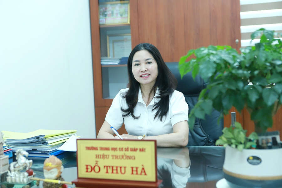 Cô Đỗ Thu Hà - Hiệu trưởng Trường THCS Giáp Bát. Cô Đỗ Thu Hà - Hiệu trưởng Trường THCS Giáp Bát.