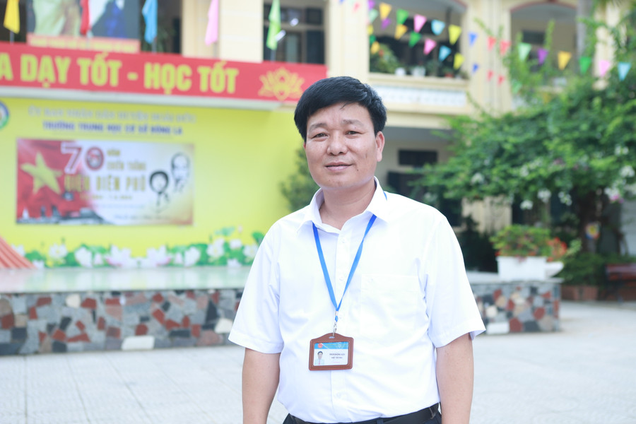 Thầy Trần Đăng Lực - Hiệu trưởng Trường THCS Đông La. Thầy Trần Đăng Lực - Hiệu trưởng Trường THCS Đông La.