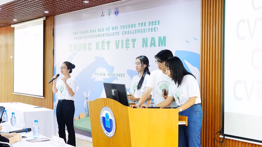 Một trong 8 đội thi tại vòng chung kết đang trình bày phần thi của mình trước ban giám khảo.