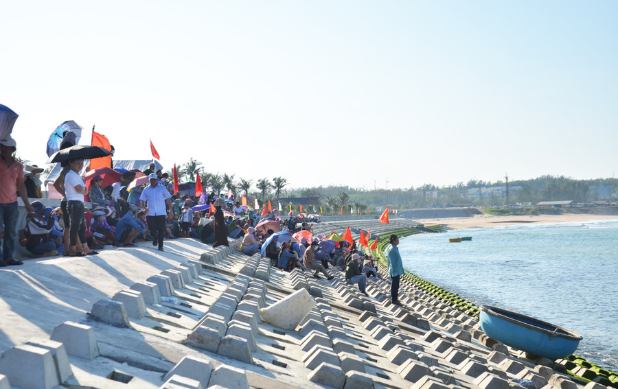 Kè biển thôn Thanh Thủy trở thành khán đài cổ vũ cho các đội đua. Kè biển thôn Thanh Thủy trở thành khán đài cổ vũ cho các đội đua.