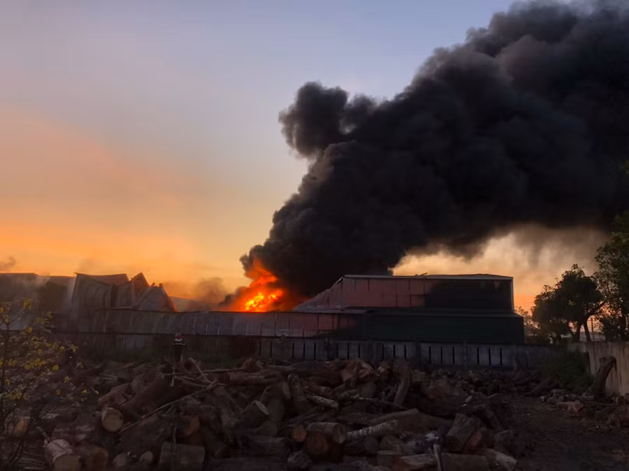 Đám cháy nằm trong Khu làng nghề có nhiều công ty và nhà máy dăm gỗ.
