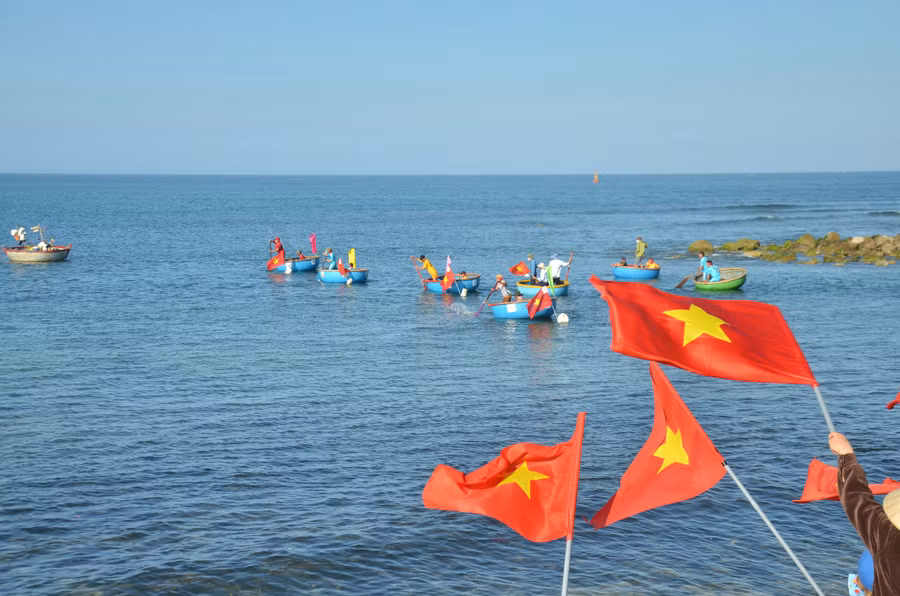 Giải đua thuyền thúng lần đầu tiên được tổ chức tại xã Bình Hải.