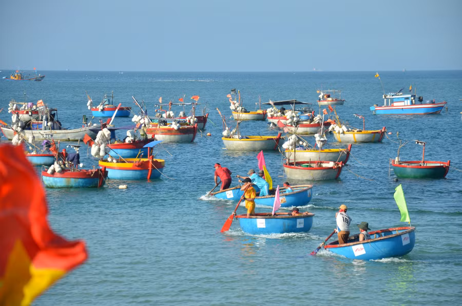 Tham gia giải có 4 đội, các vận động viên tranh tài ở cự ly 150 mét với 3 vòng, 6 dạo. Đây đều là những ngư dân nhiều năm hành nghề đánh bắt thủy hải sản trên biển.