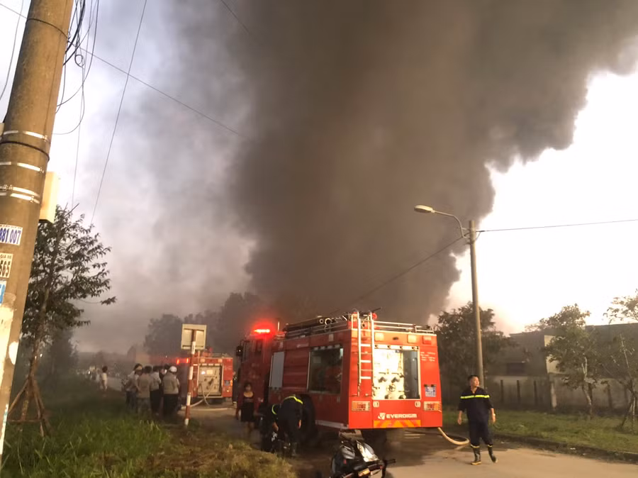 Lực lượng cảnh sát PCCC Công an tỉnh Quảng Ngãi điều thêm phương tiện để dập tắt đám cháy.