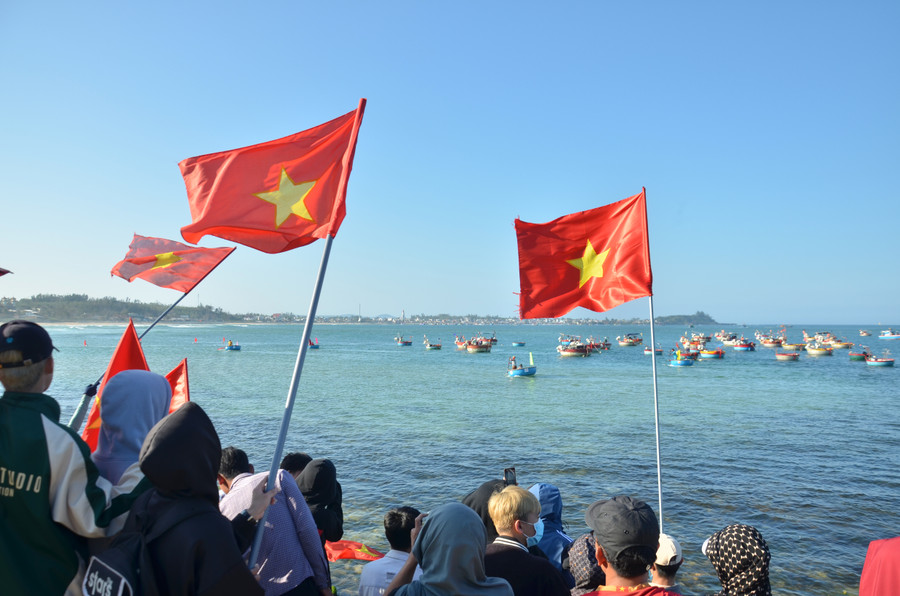 Cuộc đua thuyền thúng trở thành một ngày hội của ngư dân vùng bãi ngang ven biển xã Bình Hải. Cuộc đua thuyền thúng trở thành một ngày hội của ngư dân vùng bãi ngang ven biển xã Bình Hải.