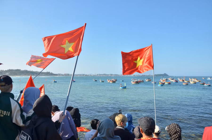 Cuộc đua thuyền thúng trở thành một ngày hội của ngư dân vùng bãi ngang ven biển xã Bình Hải.