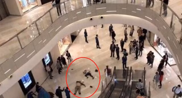 Người đàn ông nằm bất động trên sàn bên cạnh người phụ nữ.