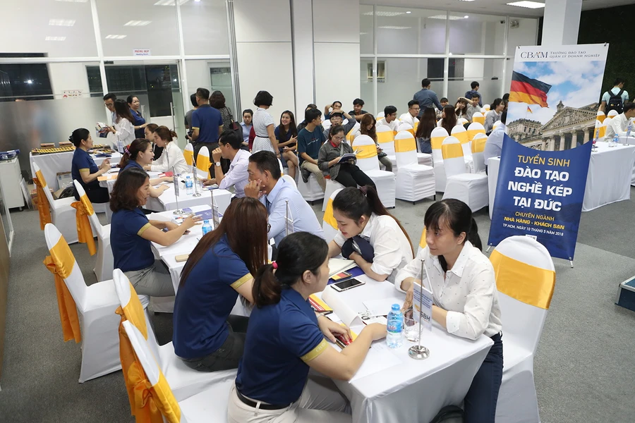 Đông đảo phụ huynh, học sinh tham gia tìm hiểu thông tin tuyển sinh của CBAM 
