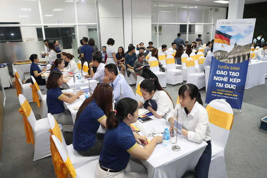 Đông đảo phụ huynh, học sinh tham gia tìm hiểu thông tin tuyển sinh của CBAM 