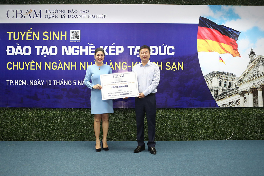 Bà Đỗ Thị Kim Liên – Lãnh sự Nam Phi tại TPHCM, Hiệu trưởng CBAM trao tặng biểu trưng cho học sinh nghèo hiếu học ở tỉnh Phú Thọ 200 xe đạp, trị giá hơn 340 triệu đồng