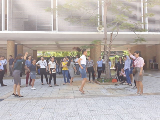 Giáo viên tổng phụ trách đội và Bí thư đoàn của các trường học tham gia tập huấn một số trò chơi dân gian.