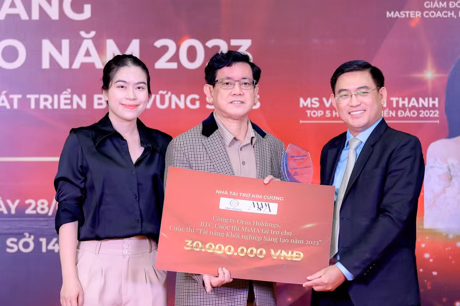 Đại diện nhà tài trợ trao hỗ trợ cho chương trình.