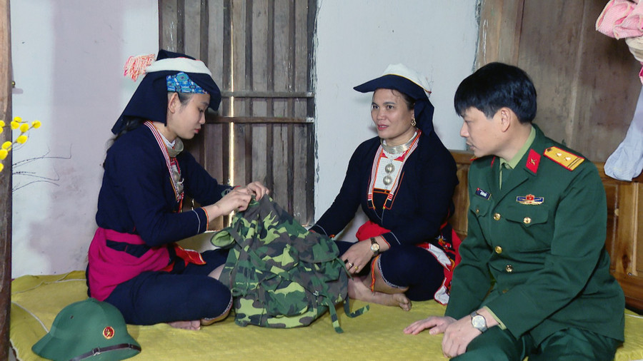 Bố mẹ Bình rất ủng hộ quyết định nhập ngũ của con gái. (Ảnh: KT). Bố mẹ Bình rất ủng hộ quyết định nhập ngũ của con gái. (Ảnh: KT).