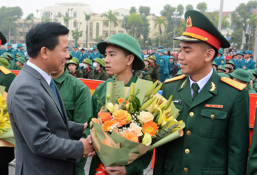 Ông Đỗ Trọng Hưng, Bí thư Tỉnh uỷ Thanh Hoá tặng hoa cho tân binh trước khi lên đường. (Ảnh: KT). Ông Đỗ Trọng Hưng, Bí thư Tỉnh uỷ Thanh Hoá tặng hoa cho tân binh trước khi lên đường. (Ảnh: KT).