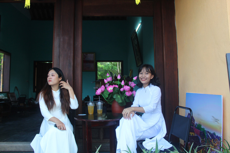 Hai bạn trẻ nổi bật trong tà áo dài trắng tinh khôi tại công viên Hội An chiều 1/9. Ảnh: LT.