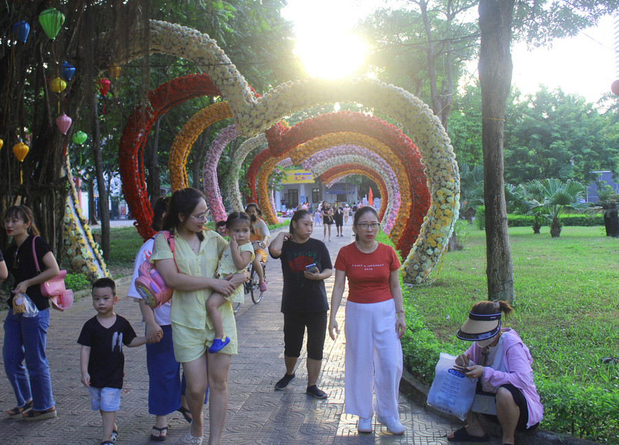 Trong tiết trời thu mát mẻ, nhiều gia đình tranh thủ đưa con nhỏ đến công viên lớn nhất TP Thanh Hóa để tham quan, tận hưởng những ngày nghỉ lễ đầu tháng 9. Ảnh: LT.