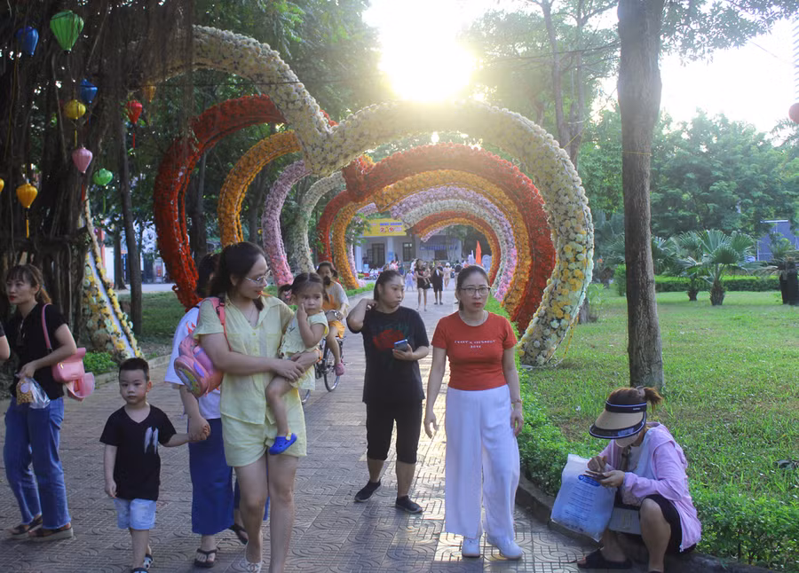 Trong tiết trời thu mát mẻ, nhiều gia đình tranh thủ đưa con nhỏ đến công viên lớn nhất TP Thanh Hóa để tham quan, tận hưởng những ngày nghỉ lễ đầu tháng 9. Ảnh: LT.