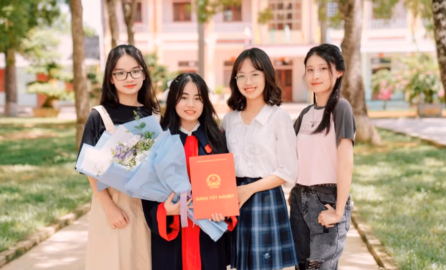 Trịnh Mai Linh (bìa trái) và các bạn.