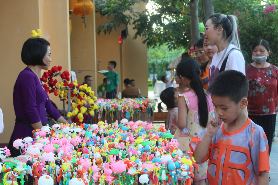 Những chú tò he luôn là sự quan tâm hàng đầu của các bạn nhỏ khi tham quan công viên Hội An dịp này. Ảnh: LT.