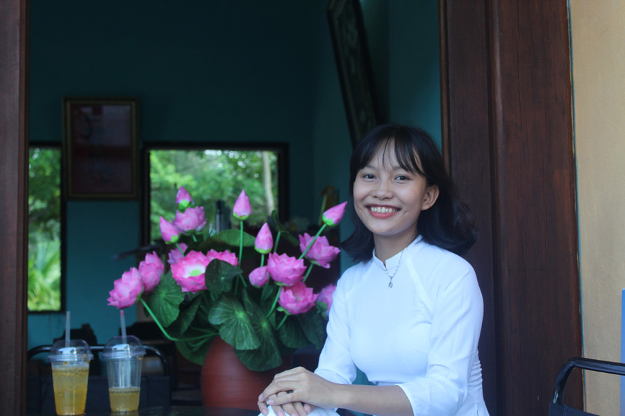 Nữ sinh Đoàn Thị Dung, sinh viên Học viện Tài chính. Tranh thủ dịp lễ, Dung cùng bạn dạo chơi công viên Hội An. &quot;Chúng em đến đây từ sớm và đã lưu giữ được khá nhiều bức ảnh đẹp. Dù không phải lần đầu đến đây, song em cảm thấy dịp này công viên được trang hoàng rất đẹp, vừa cổ kính vừa thơ mộng&quot;, Dung chia sẻ.