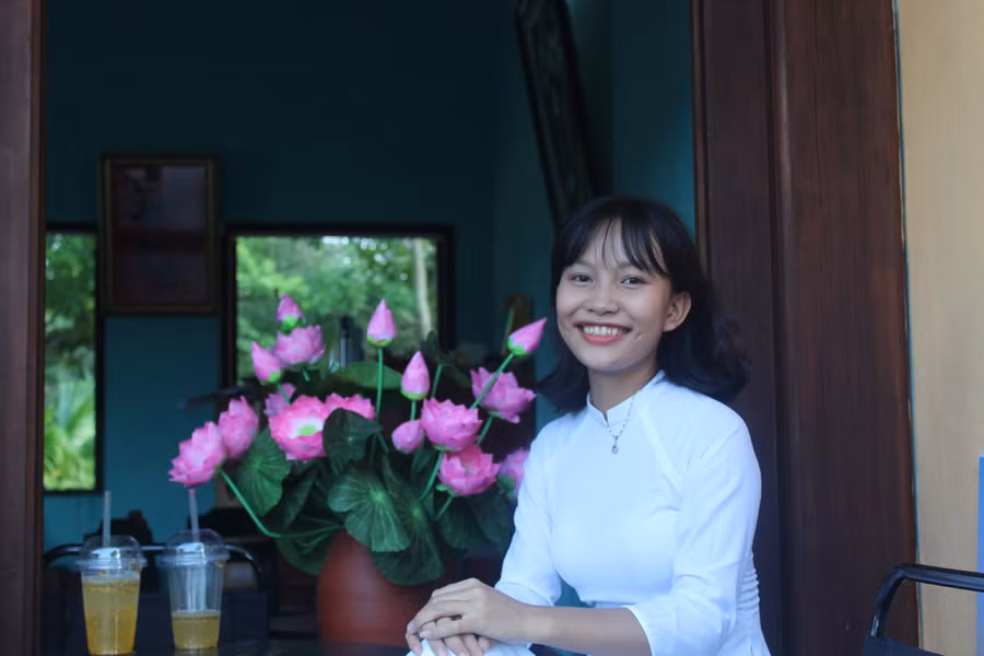 Nữ sinh Đoàn Thị Dung, sinh viên Học viện Tài chính. Tranh thủ dịp lễ, Dung cùng bạn dạo chơi công viên Hội An. "Chúng em đến đây từ sớm và đã lưu giữ được khá nhiều bức ảnh đẹp. Dù không phải lần đầu đến đây, song em cảm thấy dịp này công viên được trang hoàng rất đẹp, vừa cổ kính vừa thơ mộng", Dung chia sẻ.