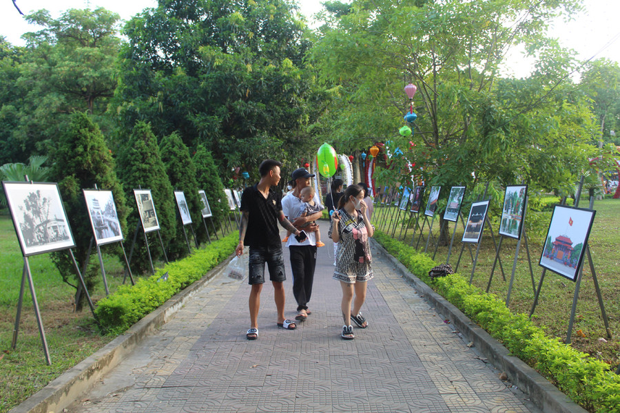 Ngoài trang trí hoa cỏ, công viên Hội An dịp này cũng nổi bật với loạt hình ảnh gắn liền với những địa danh nổi tiếng của Việt Nam và xứ Thanh. Ảnh: LT.