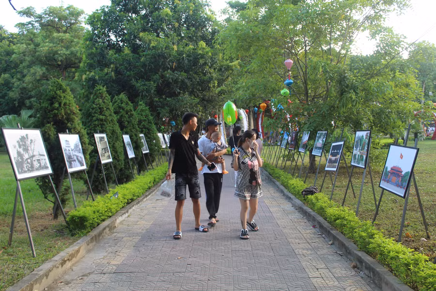 Ngoài trang trí hoa cỏ, công viên Hội An dịp này cũng nổi bật với loạt hình ảnh gắn liền với những địa danh nổi tiếng của Việt Nam và xứ Thanh. Ảnh: LT.