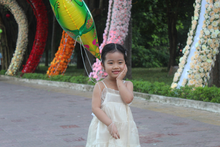 Một em nhỏ duyên dáng trước ống kính máy ảnh. Ảnh: LT.