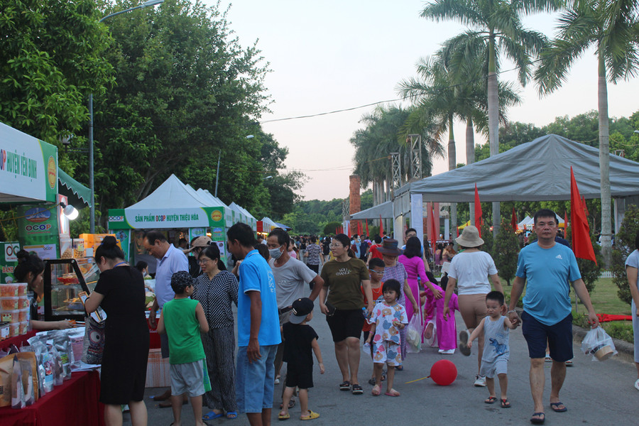 Ngoài các hoạt động văn hóa - văn nghệ, trong dịp lễ mùng 2/9 năm nay ở công viên Hội An còn có khu trưng bày các sản phẩm OCOP của tỉnh Thanh Hóa vô cùng hấp dẫn. Ảnh: LT.