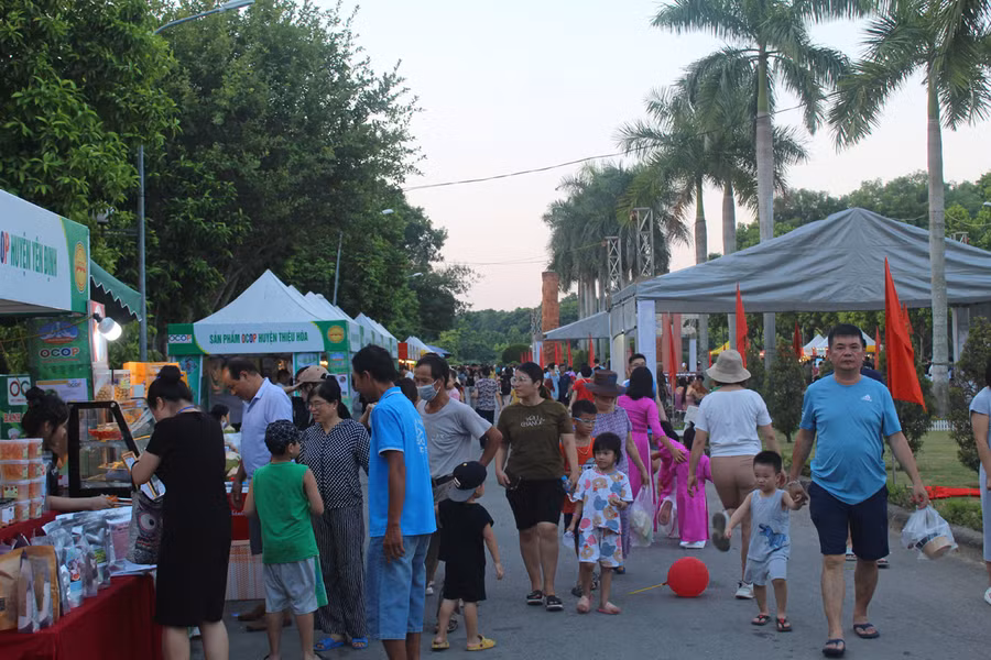 Ngoài các hoạt động văn hóa - văn nghệ, trong dịp lễ mùng 2/9 năm nay ở công viên Hội An còn có khu trưng bày các sản phẩm OCOP của tỉnh Thanh Hóa vô cùng hấp dẫn. Ảnh: LT.