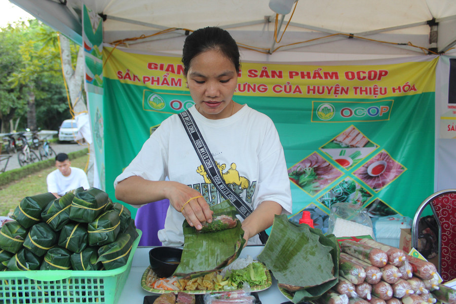 Quầy trưng bày sản phẩm OCOP của huyện Thiệu Hóa (Thanh Hóa). Ảnh: LT.