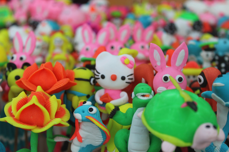 Những chú tò he rực rỡ sắc màu tại công viên Hội An (TP Thanh Hóa). Ảnh: LT.