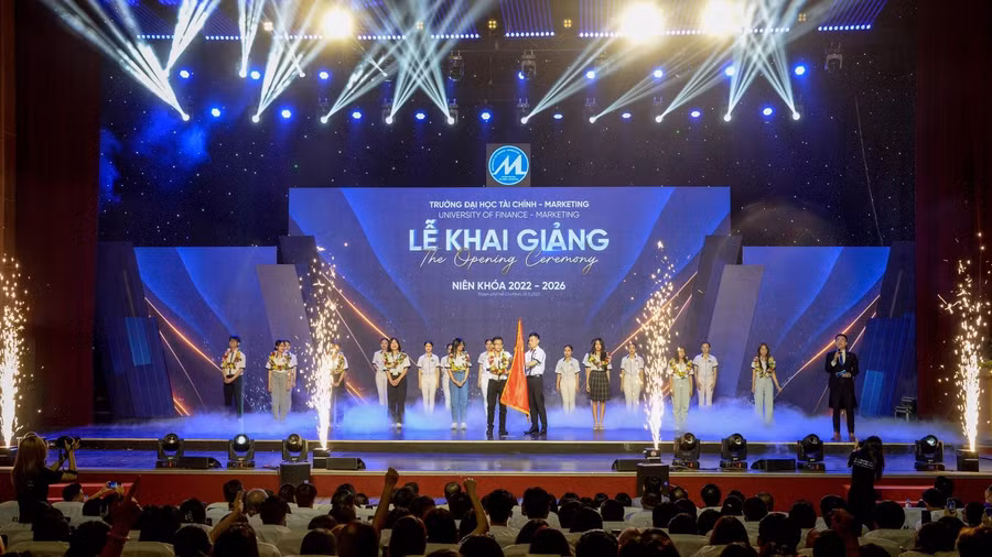 Tân sinh viên UFM nhận cờ truyền thống từ thế hệ đàn anh trong lễ khai giảng.