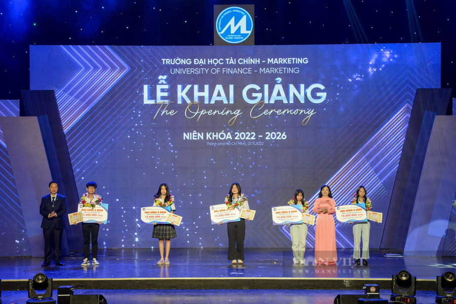 Các tân khoa có điểm thi xuất sắc nhận học bổng của nhà trường. Các tân khoa có điểm thi xuất sắc nhận học bổng của nhà trường.
