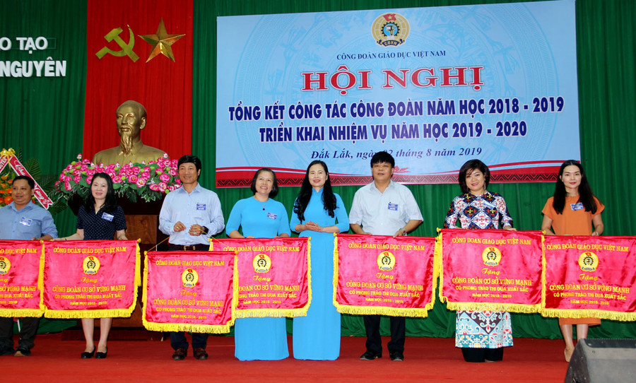 Bà Nguyễn Thị Bích Hợp - Phó Chủ tịch CĐGD Việt Nam tặng cờ thi đua cho các tập thể Bà Nguyễn Thị Bích Hợp - Phó Chủ tịch CĐGD Việt Nam tặng cờ thi đua cho các tập thể