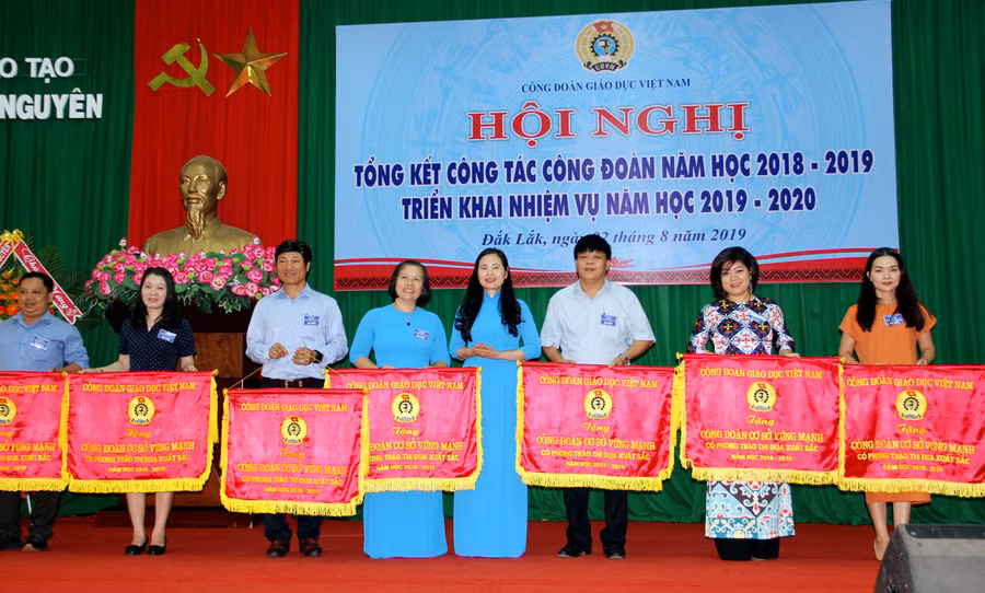 Bà Nguyễn Thị Bích Hợp - Phó Chủ tịch CĐGD Việt Nam tặng cờ thi đua cho các tập thể