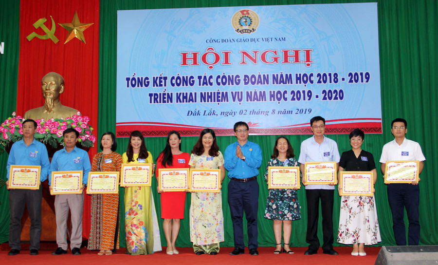 Ông Nguyễn Ngọc Ân - Phó Chủ tịch CĐGD Việt Nam tặng Bằng khen cho các tập thể, cá nhân Ông Nguyễn Ngọc Ân - Phó Chủ tịch CĐGD Việt Nam tặng Bằng khen cho các tập thể, cá nhân