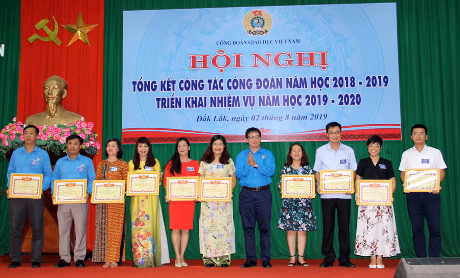 Ông Nguyễn Ngọc Ân - Phó Chủ tịch CĐGD Việt Nam tặng Bằng khen cho các tập thể, cá nhân