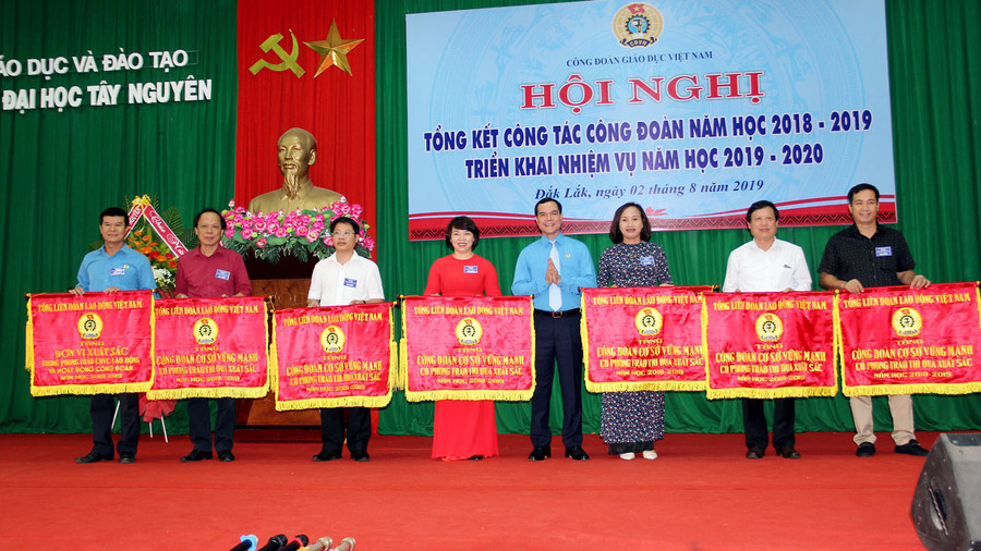 Chủ tịch Tổng liên đoàn Lao động Việt Nam Nguyễn Đình Khang tặng cờ thi của của Tổng Liên đoàn cho các đơn vị Chủ tịch Tổng liên đoàn Lao động Việt Nam Nguyễn Đình Khang tặng cờ thi của của Tổng Liên đoàn cho các đơn vị