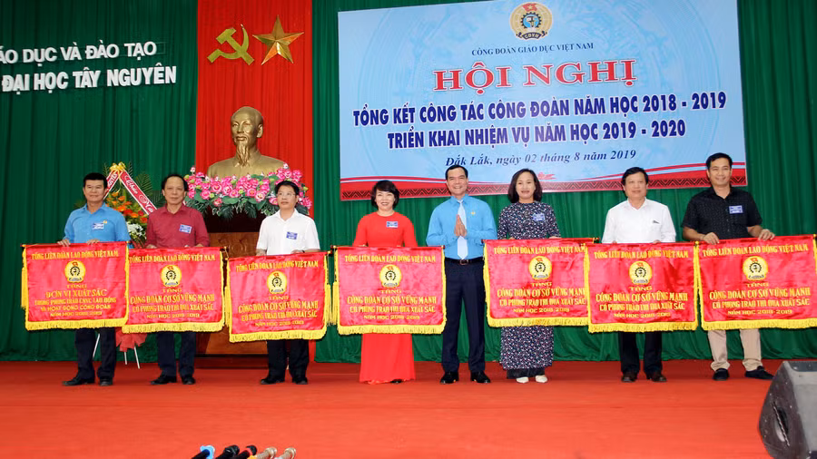 Chủ tịch Tổng liên đoàn Lao động Việt Nam Nguyễn Đình Khang tặng cờ thi của của Tổng Liên đoàn cho các đơn vị