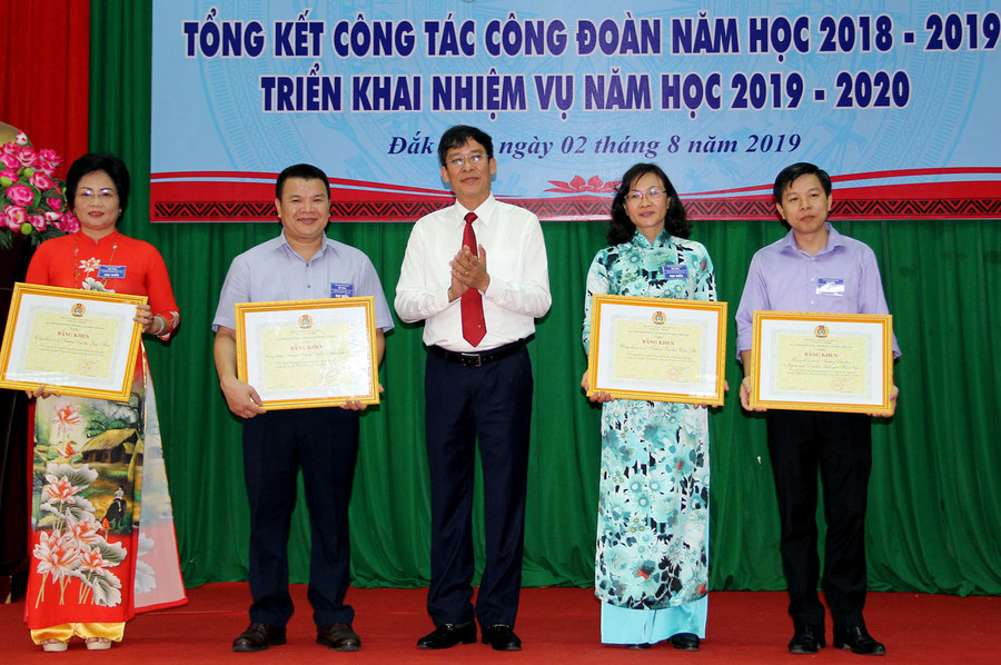 Chủ tịch CĐGD Việt Nam Vũ Minh Đức tặng Bằng khen cho các tập thể và cá nhân có thành tích xuất sắc trong năm học vừa qua Chủ tịch CĐGD Việt Nam Vũ Minh Đức tặng Bằng khen cho các tập thể và cá nhân có thành tích xuất sắc trong năm học vừa qua