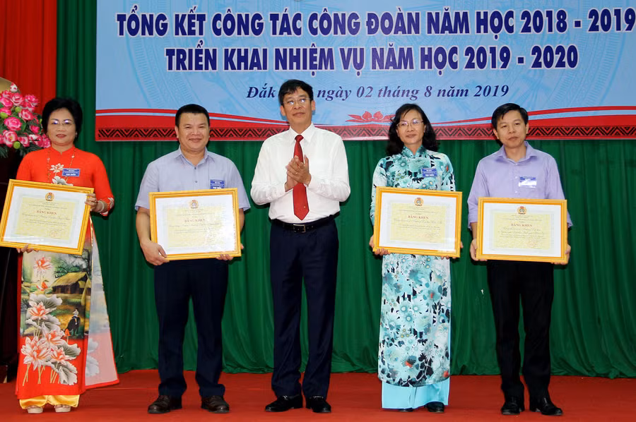 Chủ tịch CĐGD Việt Nam Vũ Minh Đức tặng Bằng khen cho các tập thể và cá nhân có thành tích xuất sắc trong năm học vừa qua