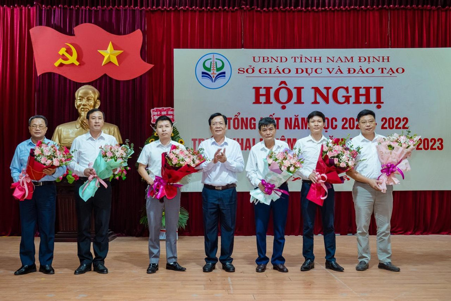 Sở GD&ĐT Nam Định tổ chức lễ tổng kết năm học 2021-2022 và trao thưởng cho một số tập thể, cá nhân đạt thành tích xuất sắc. Sở GD&ĐT Nam Định tổ chức lễ tổng kết năm học 2021-2022 và trao thưởng cho một số tập thể, cá nhân đạt thành tích xuất sắc.