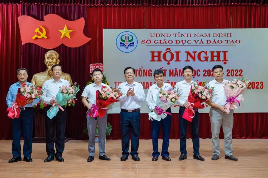 Sở GD&amp;ĐT Nam Định tổ chức lễ tổng kết năm học 2021-2022 và trao thưởng cho một số tập thể, cá nhân đạt thành tích xuất sắc.