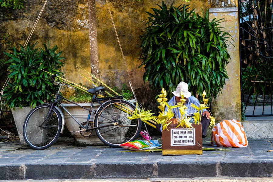 Những người bán hàng lưu niệm ở phố cổ Hội An đã bắt đầu buôn bán trở lại.