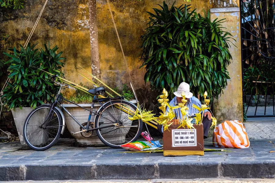 Những người bán hàng lưu niệm ở phố cổ Hội An đã bắt đầu buôn bán trở lại.